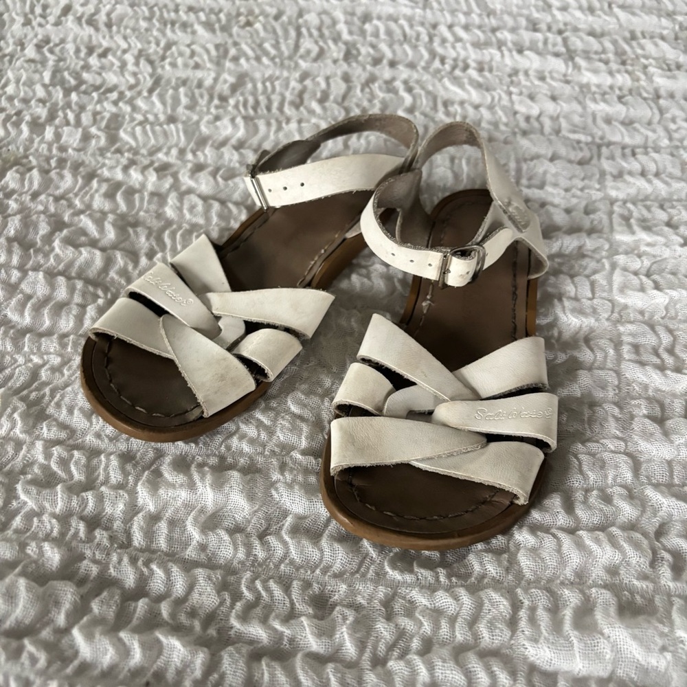 Salt Water Sandals by Hoy girls classic style size 1 white